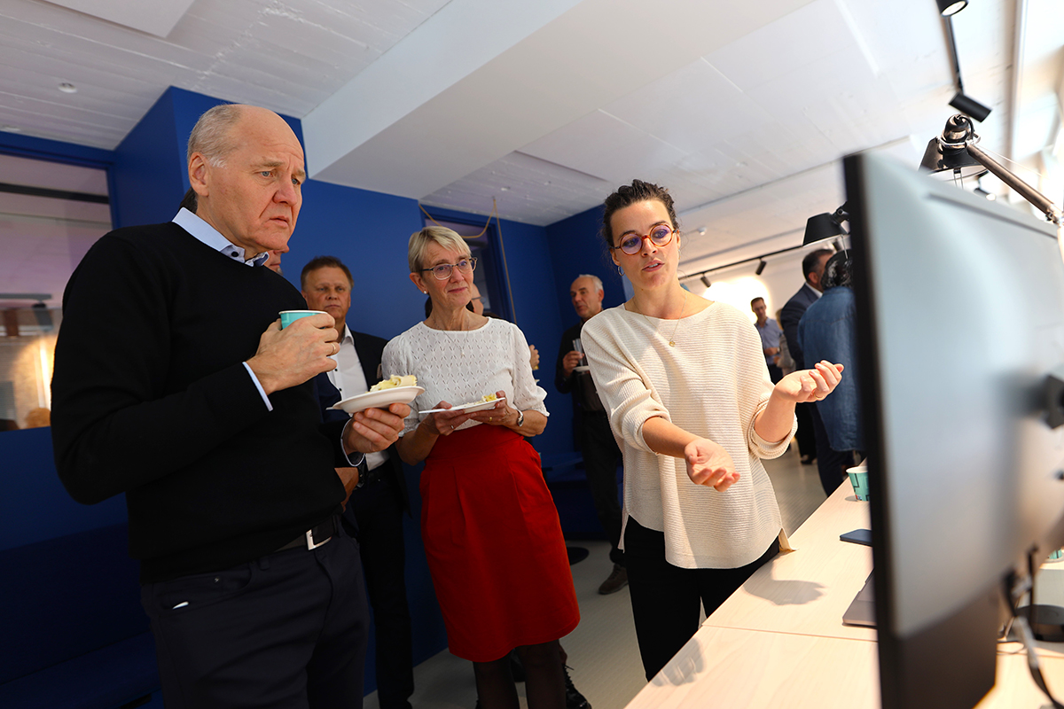 Sigve Brekke and Anne Borg look at screen while Sara Malacarne presents.